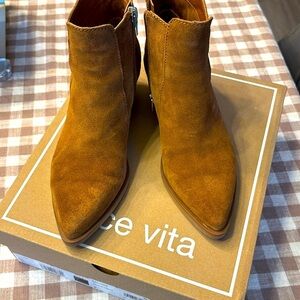 EUC DOLCE VIDA CHESTNUT BOOTIE
Size:6